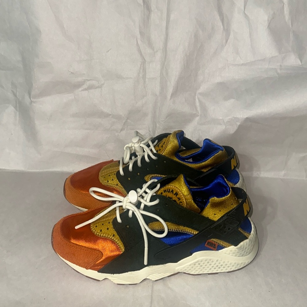 NIKE AIR HUARACHE: ACG Inspired Running Shoes. Women’s size 9.5.